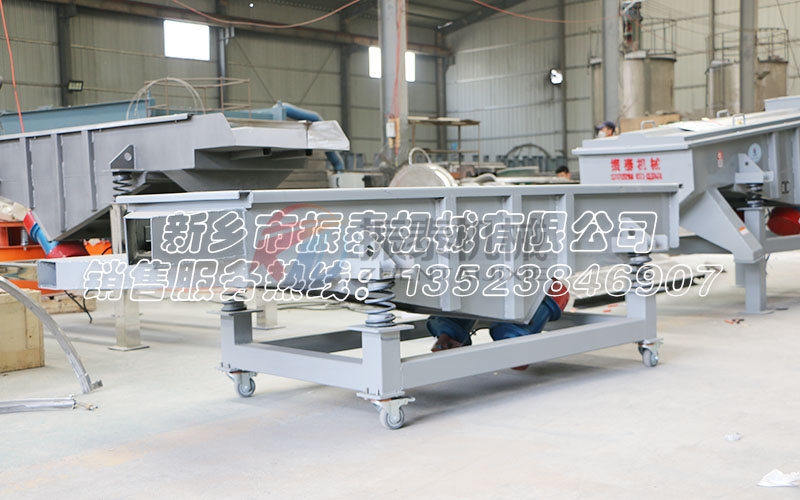 玻璃粉末顆粒直線振動篩為什么加布料器？有什么優(yōu)點(diǎn)